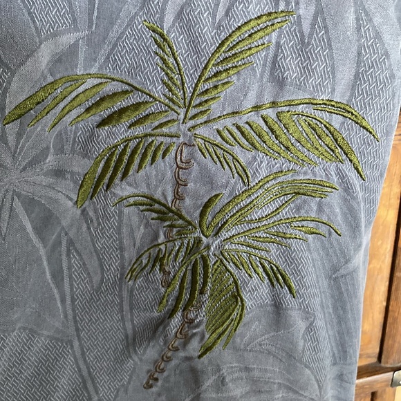 100% Silk Grey-on-Grey TOMMY BAHAMA Hawaiian Style Shirt Size XXL - Picture 3 of 13
